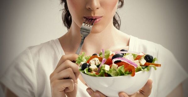 Dekle, ki drži krožnik solate