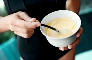 Z uporabo domačega šampona lahko obnovite poškodovane lase